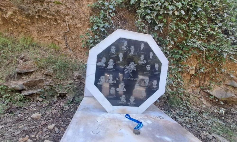 Τρισάγιο στη μνήμη των μαθητών από το Μακροχώρι που σκοτώθηκαν στο δυστύχημα των Τεμπών το 2003